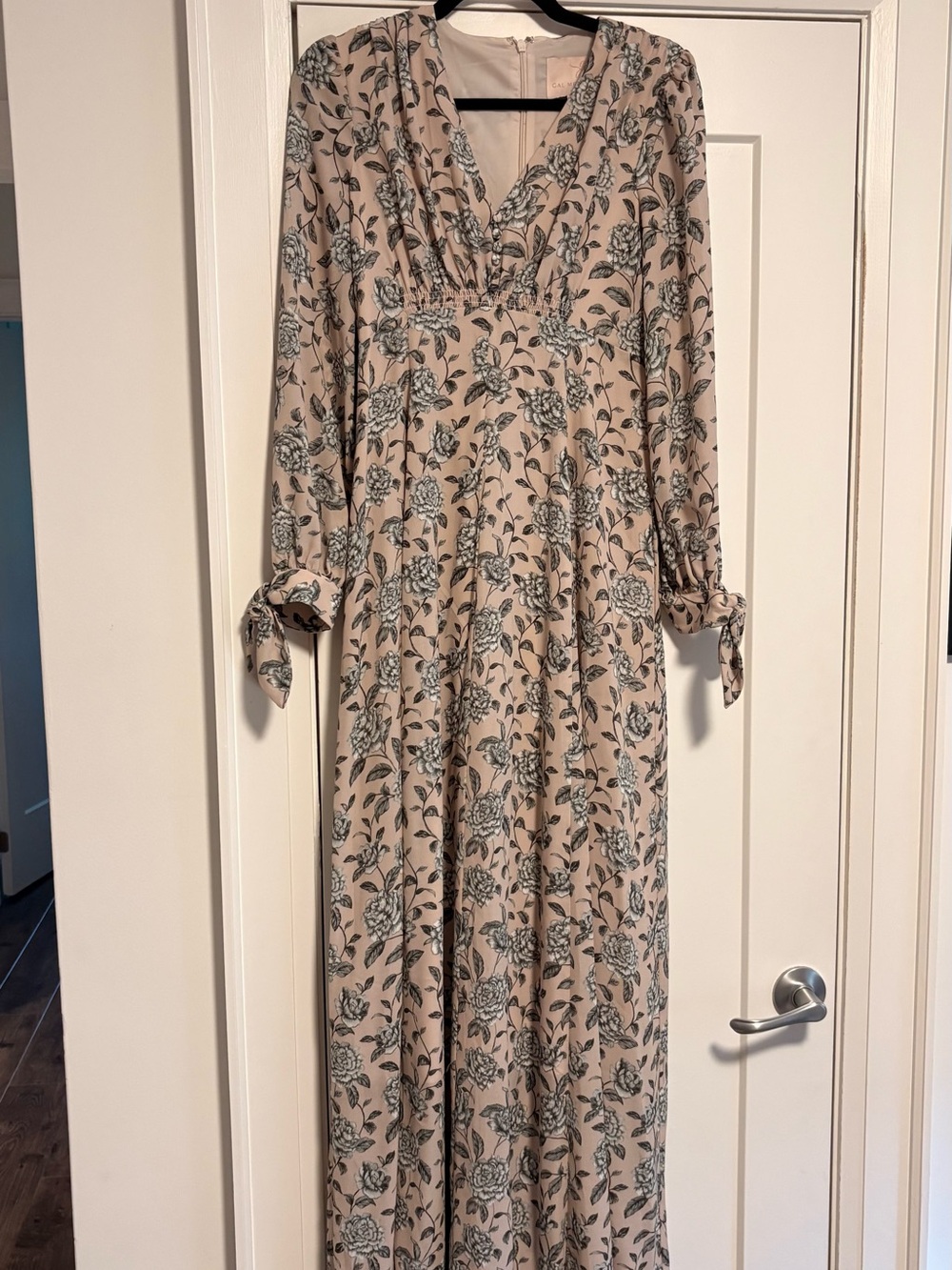 Gal Meets Glam Beige Floral V-Neck Long Sleeve Maxi Dress - Size 0